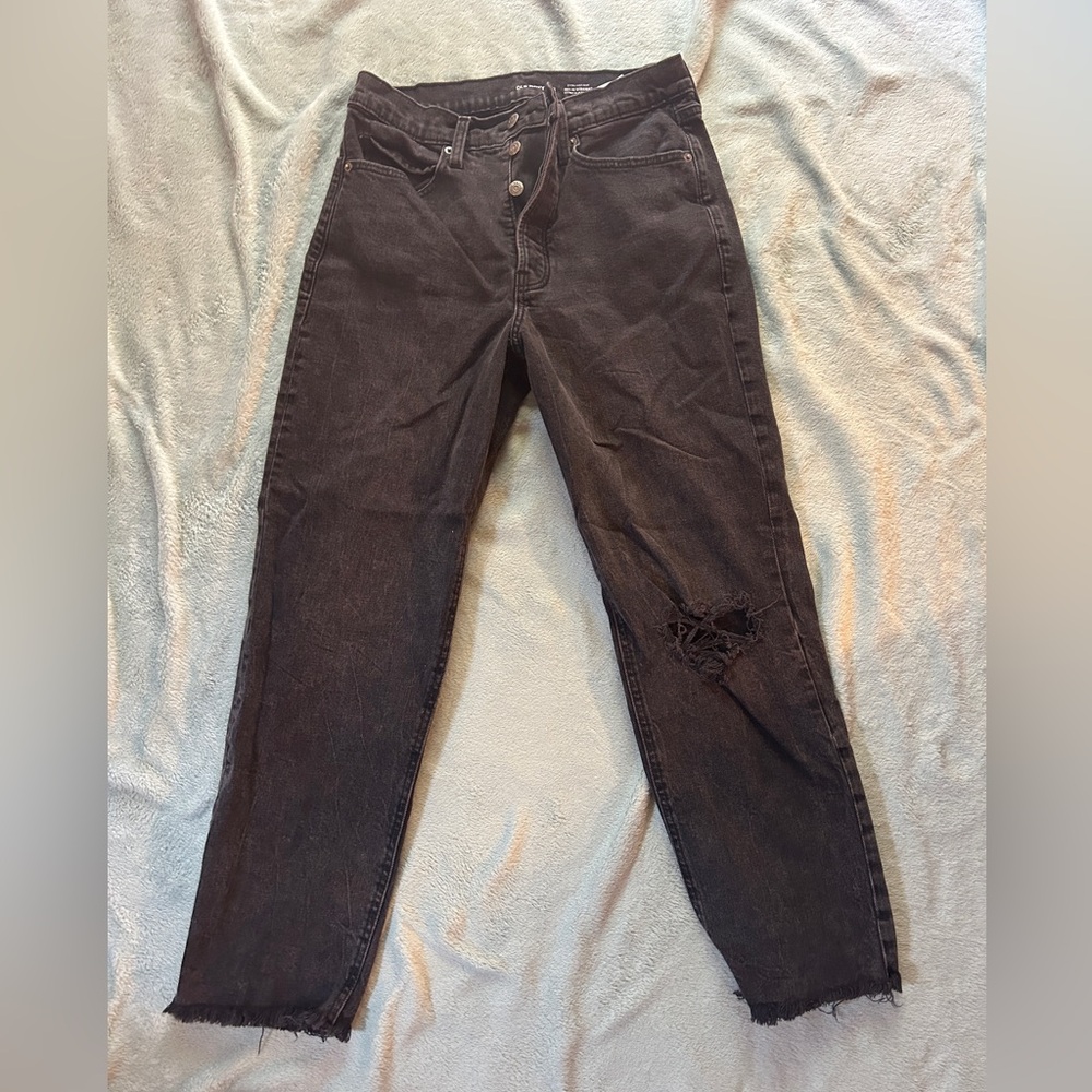Women's Old Navy Jeans with a rip on the left knee; Size: 8